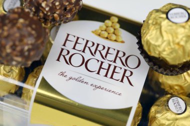 KHARKIV, UKRAINE - 2 Ocak 2021 Ferrero Rocher - yuvarlak çikolatalar. Markalı ambalaj şekeri, çocuklar ve yetişkinler için tatlı bir zevk.