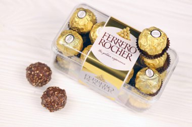 KHARKIV, UKRAINE - 2 Ocak 2021 Ferrero Rocher - yuvarlak çikolatalar. Markalı ambalaj şekeri, çocuklar ve yetişkinler için tatlı bir zevk.