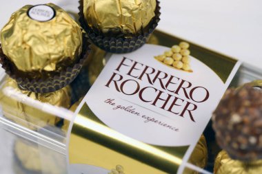 KHARKIV, UKRAINE - 2 Ocak 2021 Ferrero Rocher - yuvarlak çikolatalar. Markalı ambalaj şekeri, çocuklar ve yetişkinler için tatlı bir zevk.