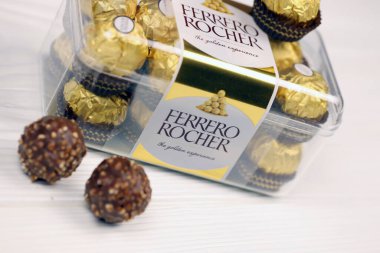 KHARKIV, UKRAINE - 2 Ocak 2021 Ferrero Rocher - yuvarlak çikolatalar. Markalı ambalaj şekeri, çocuklar ve yetişkinler için tatlı bir zevk.