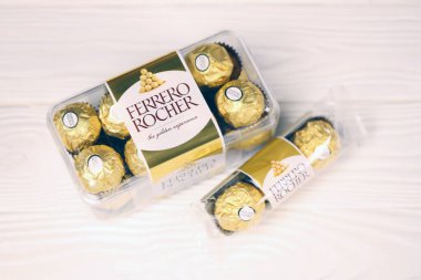 KHARKIV, UKRAINE - 2 Ocak 2021 Ferrero Rocher - yuvarlak çikolatalar. Markalı ambalaj şekeri, çocuklar ve yetişkinler için tatlı bir zevk.