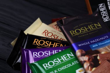 KHARKIV, UKRAINE - 2 Ocak 2021 Roshen çikolata üretimi. Roshen Şekerleme Şirketi, 1996 yılından beri Ukrayna 'da üretilen bir şekerleme şirketidir.