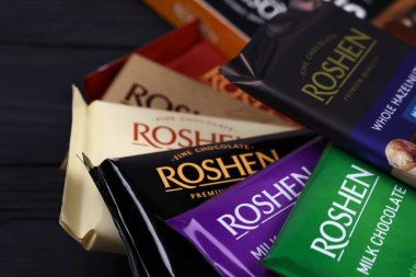 KHARKIV, UKRAINE - 2 Ocak 2021 Roshen çikolata üretimi. Roshen Şekerleme Şirketi, 1996 yılından beri Ukrayna 'da üretilen bir şekerleme şirketidir.