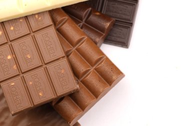 KHARKIV, UKRAINE - 2 Ocak 2021 Roshen çikolata üretimi. Roshen Şekerleme Şirketi, 1996 yılından beri Ukrayna 'da üretilen bir şekerleme şirketidir.