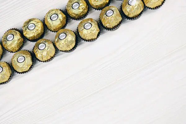 KHARKIV, UKRAINE - 2 Ocak 2021 Ferrero Rocher - yuvarlak çikolatalar. Markalı ambalaj şekeri, çocuklar ve yetişkinler için tatlı bir zevk.