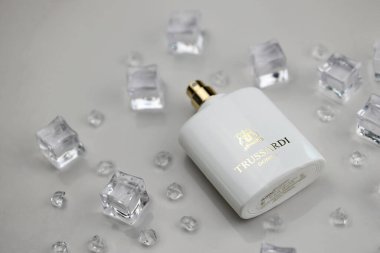 KHARKIV, UKRAINE - Trussardi 'nin Donna parfümü şişesi 2 Ocak 2021 Milano merkezli bir İtalyan lüks moda evi ve deri ürünleri, parfümler ve aksesuarlara hazır