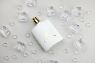 KHARKIV, UKRAINE - Trussardi 'nin Donna parfümü şişesi 2 Ocak 2021 Milano merkezli bir İtalyan lüks moda evi ve deri ürünleri, parfümler ve aksesuarlara hazır