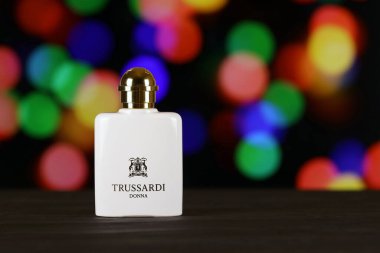KHARKIV, UKRAINE - Trussardi 'nin Donna parfümü şişesi 2 Ocak 2021 Milano merkezli bir İtalyan lüks moda evi ve deri ürünleri, parfümler ve aksesuarlara hazır