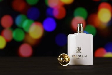 KHARKIV, UKRAINE - Trussardi 'nin Donna parfümü şişesi 2 Ocak 2021 Milano merkezli bir İtalyan lüks moda evi ve deri ürünleri, parfümler ve aksesuarlara hazır