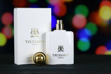 KHARKIV, UKRAINE - Trussardi 'nin Donna parfümü şişesi 2 Ocak 2021 Milano merkezli bir İtalyan lüks moda evi ve deri ürünleri, parfümler ve aksesuarlara hazır