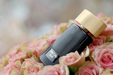 KHARKIV, UKRAINE - Tom Ford tarafından 2005 yılında kurulan lüks bir moda evi olan Noir parfümü şişesi.