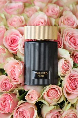 KHARKIV, UKRAINE - Tom Ford tarafından 2005 yılında kurulan lüks bir moda evi olan Noir parfümü şişesi.