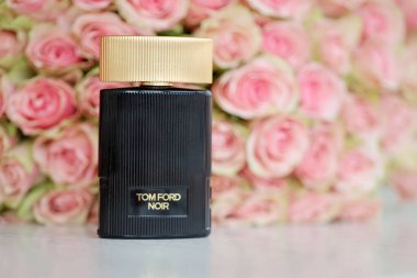 KHARKIV, UKRAINE - Tom Ford tarafından 2005 yılında kurulan lüks bir moda evi olan Noir parfümü şişesi.