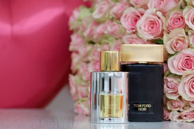 KHARKIV, UKRAINE - Tom Ford tarafından 2005 yılında kurulan lüks bir moda evi olan Metallique ve noir parfüm şişesi 2 Ocak 2021