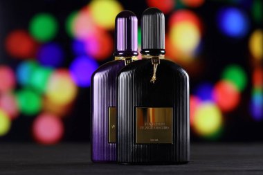 KHARKIV, UKRAINE - Tom Ford tarafından 2005 yılında kurulan lüks bir moda evi olan Kadife ve Siyah Orkide Şişe Parfüm 2, 2021