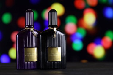 KHARKIV, UKRAINE - Tom Ford tarafından 2005 yılında kurulan lüks bir moda evi olan Kadife ve Siyah Orkide Şişe Parfüm 2, 2021