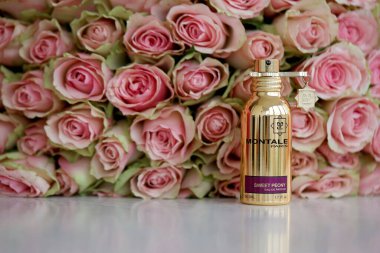 KHARKIV, UKRAINE - Pierre Montale tarafından 2003 yılından beri kurulan bir Fransız markası olan Montale 'nin Tatlı Şakayık Şişe 2, 2021