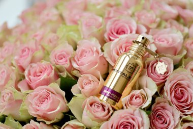 KHARKIV, UKRAINE - Pierre Montale tarafından 2003 yılından beri kurulan bir Fransız markası olan Montale 'nin Tatlı Şakayık Şişe 2, 2021