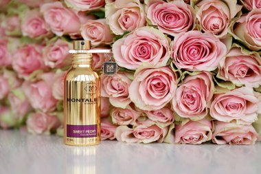 KHARKIV, UKRAINE - Pierre Montale tarafından 2003 yılından beri kurulan bir Fransız markası olan Montale 'nin Tatlı Şakayık Şişe 2, 2021