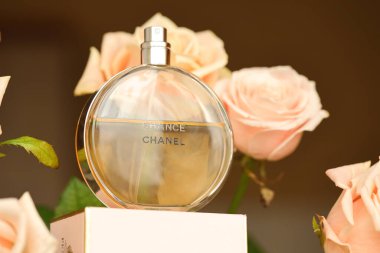 KHARKIV, UKRAINE - 2 Ocak 2021 Chanel 'den bir şişe Chance, 1910 yılında Coco Chanel tarafından Paris' te kurulan bir Fransız lüks moda evi.