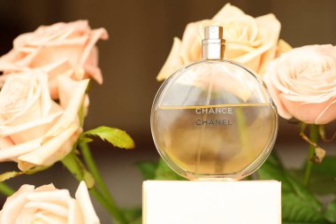 KHARKIV, UKRAINE - 2 Ocak 2021 Chanel 'den bir şişe Chance, 1910 yılında Coco Chanel tarafından Paris' te kurulan bir Fransız lüks moda evi.
