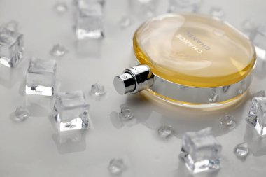 KHARKIV, UKRAINE - 2 Ocak 2021 Chanel 'den bir şişe Chance, 1910 yılında Coco Chanel tarafından Paris' te kurulan bir Fransız lüks moda evi.