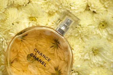 KHARKIV, UKRAINE - 2 Ocak 2021 Chanel 'den bir şişe Chance, 1910 yılında Coco Chanel tarafından Paris' te kurulan bir Fransız lüks moda evi.