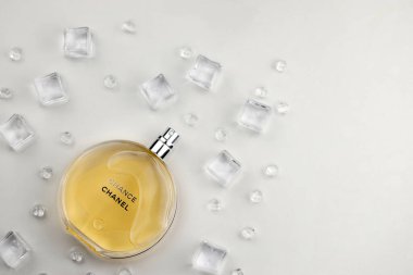 KHARKIV, UKRAINE - 2 Ocak 2021 Chanel 'den bir şişe Chance, 1910 yılında Coco Chanel tarafından Paris' te kurulan bir Fransız lüks moda evi.