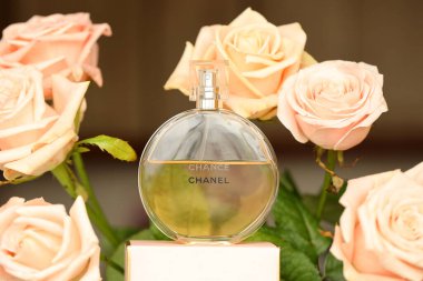 KHARKIV, UKRAINE - 2 Ocak 2021 Chanel 'den bir şişe Chance, 1910 yılında Coco Chanel tarafından Paris' te kurulan bir Fransız lüks moda evi.