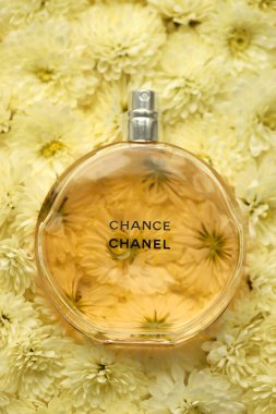 KHARKIV, UKRAINE - 2 Ocak 2021 Chanel 'den bir şişe Chance, 1910 yılında Coco Chanel tarafından Paris' te kurulan bir Fransız lüks moda evi.