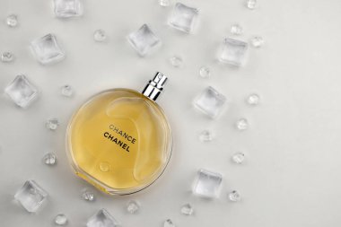 KHARKIV, UKRAINE - 2 Ocak 2021 Chanel 'den bir şişe Chance, 1910 yılında Coco Chanel tarafından Paris' te kurulan bir Fransız lüks moda evi.