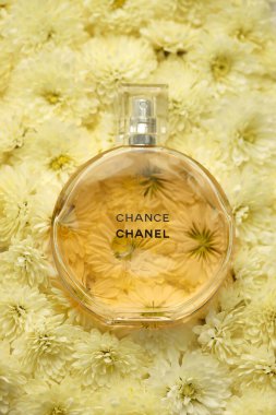 KHARKIV, UKRAINE - 2 Ocak 2021 Chanel 'den bir şişe Chance, 1910 yılında Coco Chanel tarafından Paris' te kurulan bir Fransız lüks moda evi.