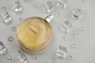 KHARKIV, UKRAINE - 2 Ocak 2021 Chanel 'den bir şişe Chance, 1910 yılında Coco Chanel tarafından Paris' te kurulan bir Fransız lüks moda evi.