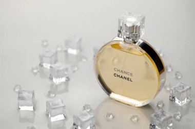 KHARKIV, UKRAINE - 2 Ocak 2021 Chanel 'den bir şişe Chance, 1910 yılında Coco Chanel tarafından Paris' te kurulan bir Fransız lüks moda evi.