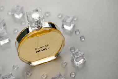 KHARKIV, UKRAINE - 2 Ocak 2021 Chanel 'den bir şişe Chance, 1910 yılında Coco Chanel tarafından Paris' te kurulan bir Fransız lüks moda evi.