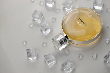 KHARKIV, UKRAINE - 2 Ocak 2021 Chanel 'den bir şişe Chance, 1910 yılında Coco Chanel tarafından Paris' te kurulan bir Fransız lüks moda evi.