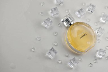 KHARKIV, UKRAINE - 2 Ocak 2021 Chanel 'den bir şişe Chance, 1910 yılında Coco Chanel tarafından Paris' te kurulan bir Fransız lüks moda evi.