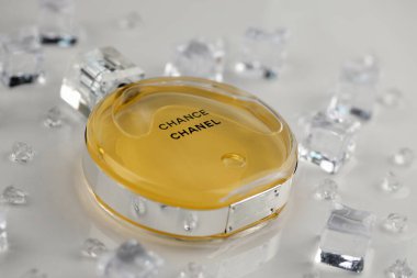 KHARKIV, UKRAINE - 2 Ocak 2021 Chanel 'den bir şişe Chance, 1910 yılında Coco Chanel tarafından Paris' te kurulan bir Fransız lüks moda evi.