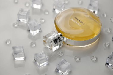 KHARKIV, UKRAINE - 2 Ocak 2021 Chanel 'den bir şişe Chance, 1910 yılında Coco Chanel tarafından Paris' te kurulan bir Fransız lüks moda evi.