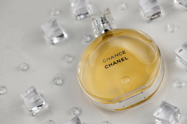 KHARKIV, UKRAINE - 2 Ocak 2021 Chanel 'den bir şişe Chance, 1910 yılında Coco Chanel tarafından Paris' te kurulan bir Fransız lüks moda evi.