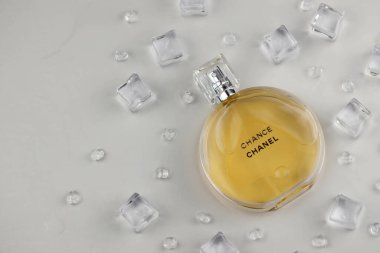 KHARKIV, UKRAINE - 2 Ocak 2021 Chanel 'den bir şişe Chance, 1910 yılında Coco Chanel tarafından Paris' te kurulan bir Fransız lüks moda evi.