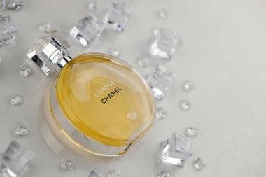 KHARKIV, UKRAINE - 2 Ocak 2021 Chanel 'den bir şişe Chance, 1910 yılında Coco Chanel tarafından Paris' te kurulan bir Fransız lüks moda evi.