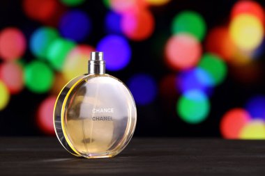 KHARKIV, UKRAINE - 2 Ocak 2021 Chanel 'den bir şişe Chance, 1910 yılında Coco Chanel tarafından Paris' te kurulan bir Fransız lüks moda evi.