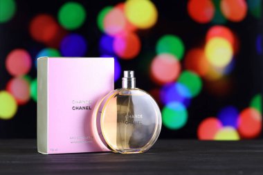 KHARKIV, UKRAINE - 2 Ocak 2021 Chanel 'den bir şişe Chance, 1910 yılında Coco Chanel tarafından Paris' te kurulan bir Fransız lüks moda evi.