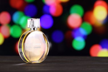 KHARKIV, UKRAINE - 2 Ocak 2021 Chanel 'den bir şişe Chance, 1910 yılında Coco Chanel tarafından Paris' te kurulan bir Fransız lüks moda evi.