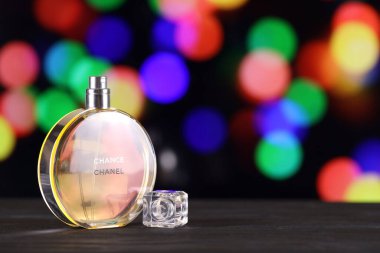 KHARKIV, UKRAINE - 2 Ocak 2021 Chanel 'den bir şişe Chance, 1910 yılında Coco Chanel tarafından Paris' te kurulan bir Fransız lüks moda evi.