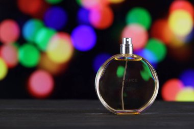 KHARKIV, UKRAINE - 2 Ocak 2021 Chanel 'den bir şişe Chance, 1910 yılında Coco Chanel tarafından Paris' te kurulan bir Fransız lüks moda evi.