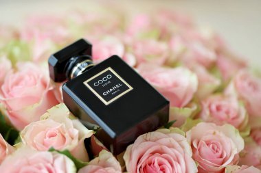 KHARKIV, UKRAINE - 2 Ocak 2021 Chanel 'in Coco Noir şişesi, 1910 yılında Paris' te Coco Chanel tarafından kurulan bir Fransız lüks moda evi.