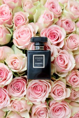 KHARKIV, UKRAINE - 2 Ocak 2021 Chanel 'in Coco Noir şişesi, 1910 yılında Paris' te Coco Chanel tarafından kurulan bir Fransız lüks moda evi.