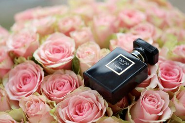 KHARKIV, UKRAINE - 2 Ocak 2021 Chanel 'in Coco Noir şişesi, 1910 yılında Paris' te Coco Chanel tarafından kurulan bir Fransız lüks moda evi.